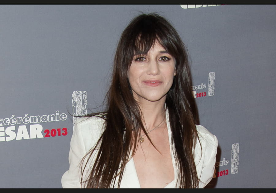 Charlotte Gainsbourg, resplendissante avec ses longueurs lisses