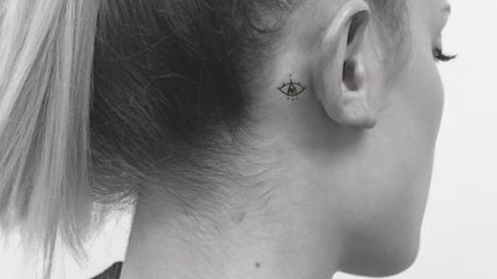 Troisième œil derrière l'oreille