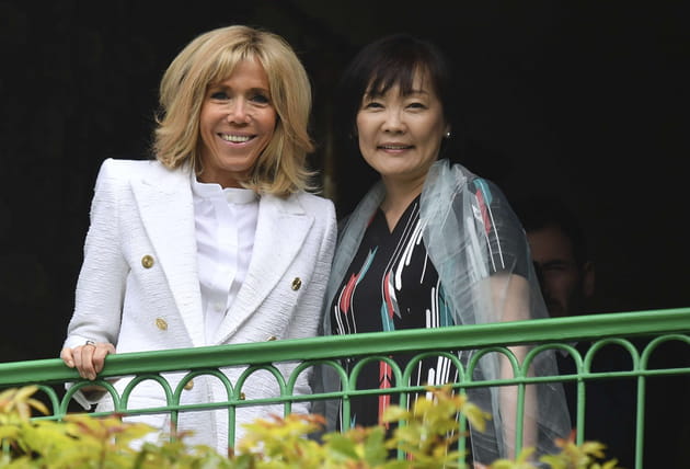 Brigitte Macron et la femme du premier ministre japonais dans la maison de Claude Monet