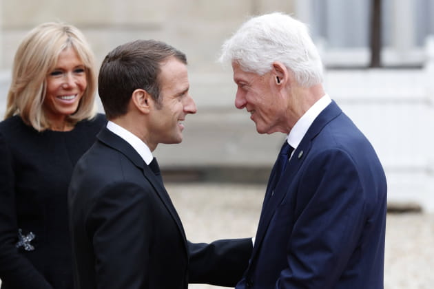 Brigitte et Emmanuel Macron accueillent Bill Clinton &agrave; l'Elys&eacute;e ce midi