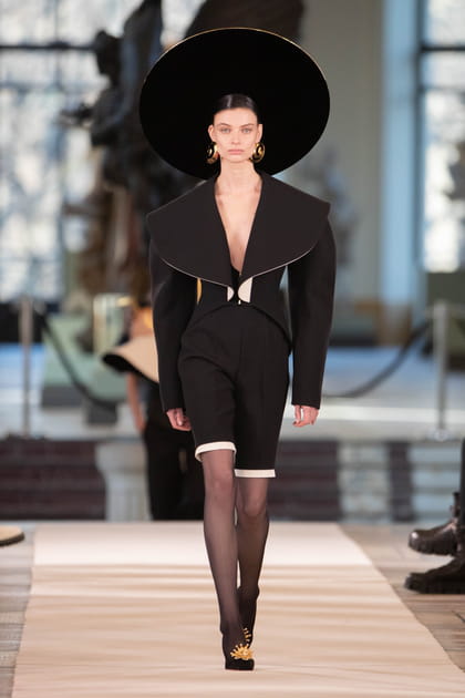 Look 1 du défilé Schiaparelli