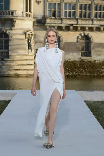 Look 2&nbsp;du d&eacute;fil&eacute; Valentino haute couture automne-hiver 2023-2024