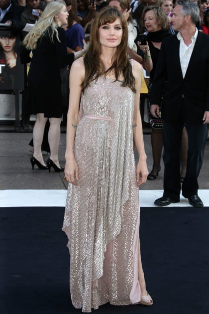 Angelina Jolie en robe longue argent&eacute;e