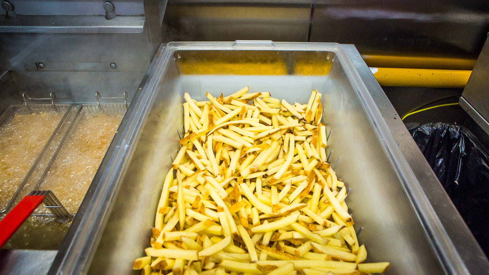 Des frites coupées à la main