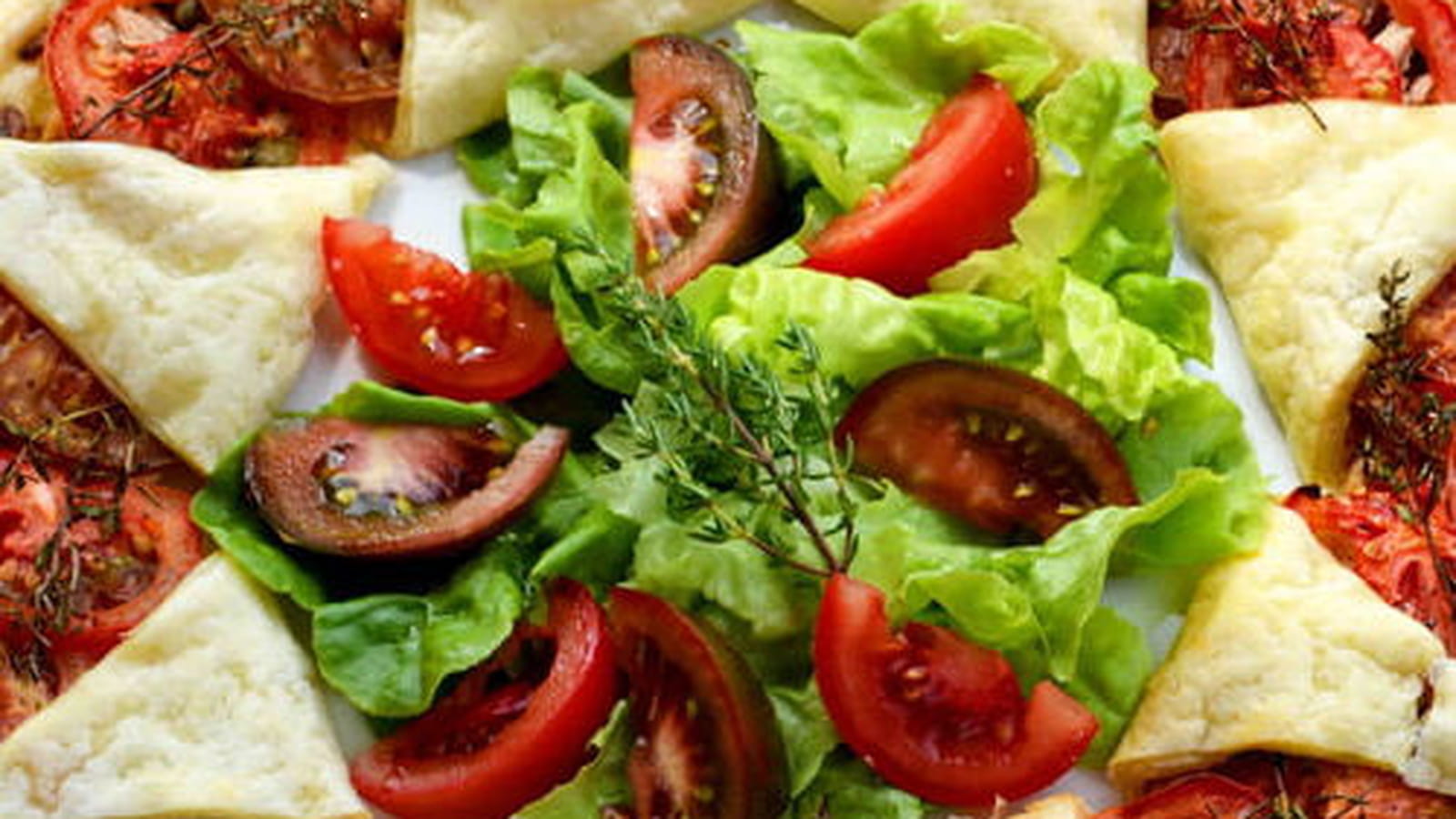 Feuilleté au thon, câpres et tomates