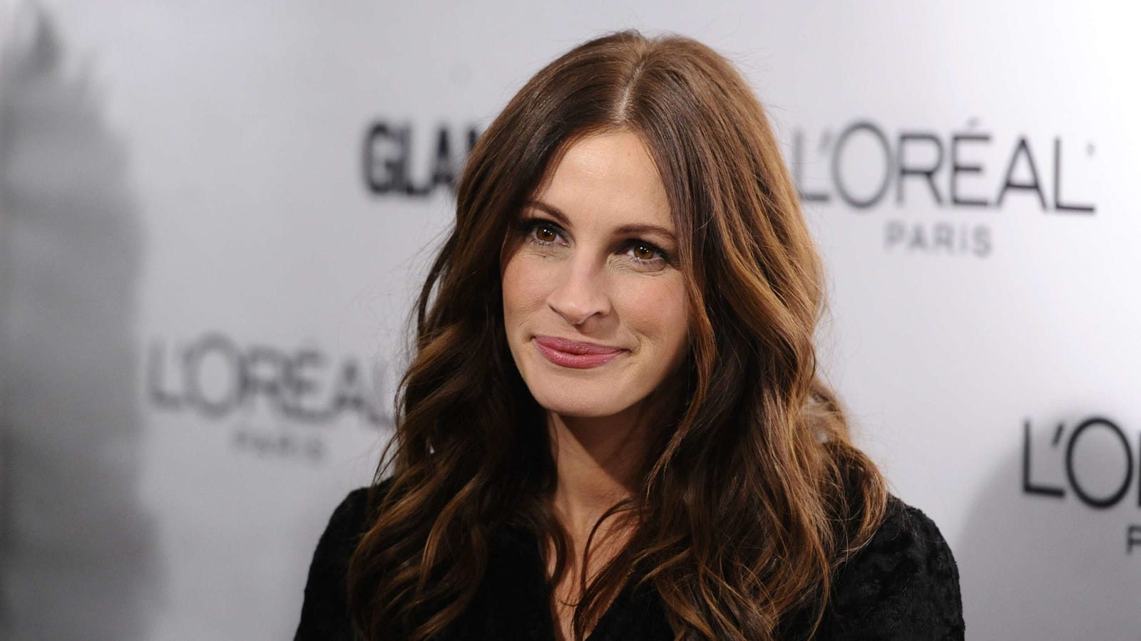 Cheveux wavy et châtain foncé