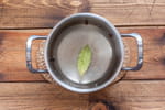 Nos grands-mères avaient raison : mettre des feuilles de laurier dans l'eau avant de dormir peut sauver la digestion et le sommeil