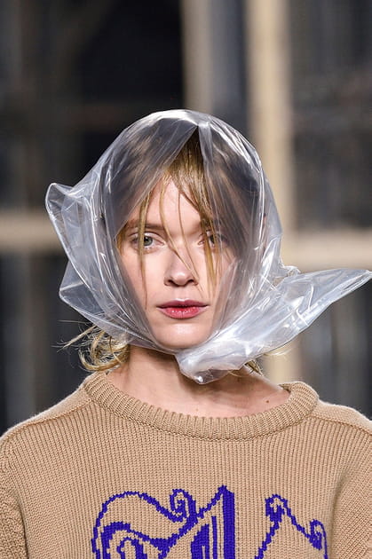 Le fichu en plastique m&eacute;m&eacute; du d&eacute;fil&eacute; Christopher Kane