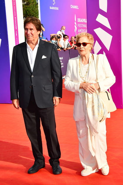 Sylvie Vartan en ensemble blanc