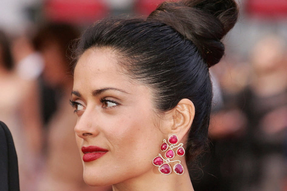 Le bun haut perch&eacute; de Salma Hayek