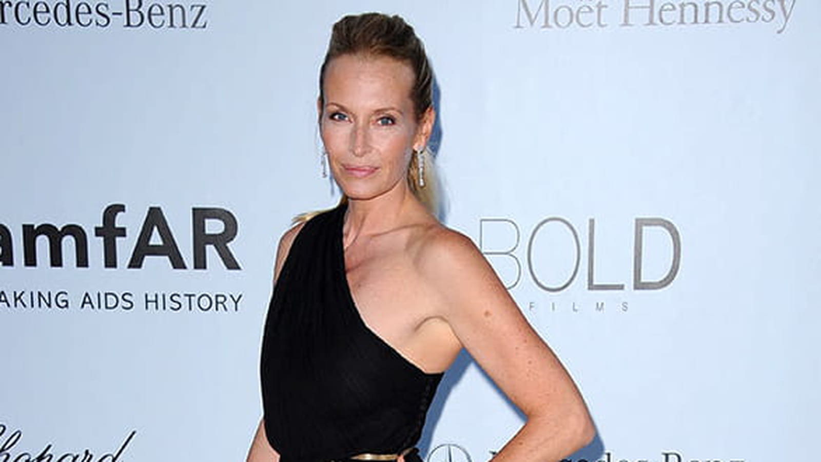 Estelle Lefébure, la supertop des 80's en 31 looks d'hier et d'aujourd'hui