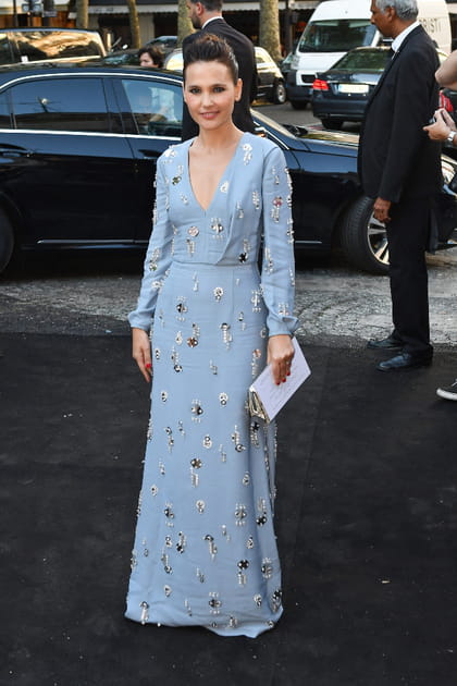 Virginie Ledoyen en robe bleue &agrave; d&eacute;tails bijoux