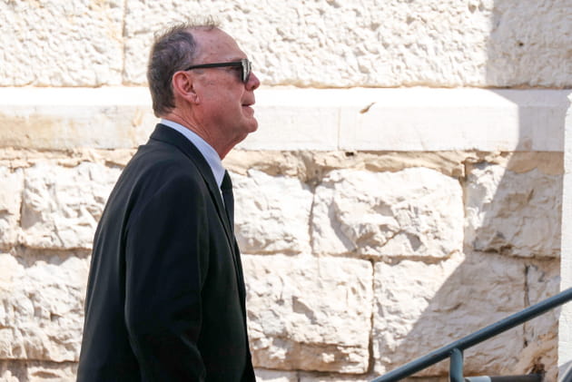 Julien Lepers arrive aux obs&egrave;ques de Philippe Bouvard
