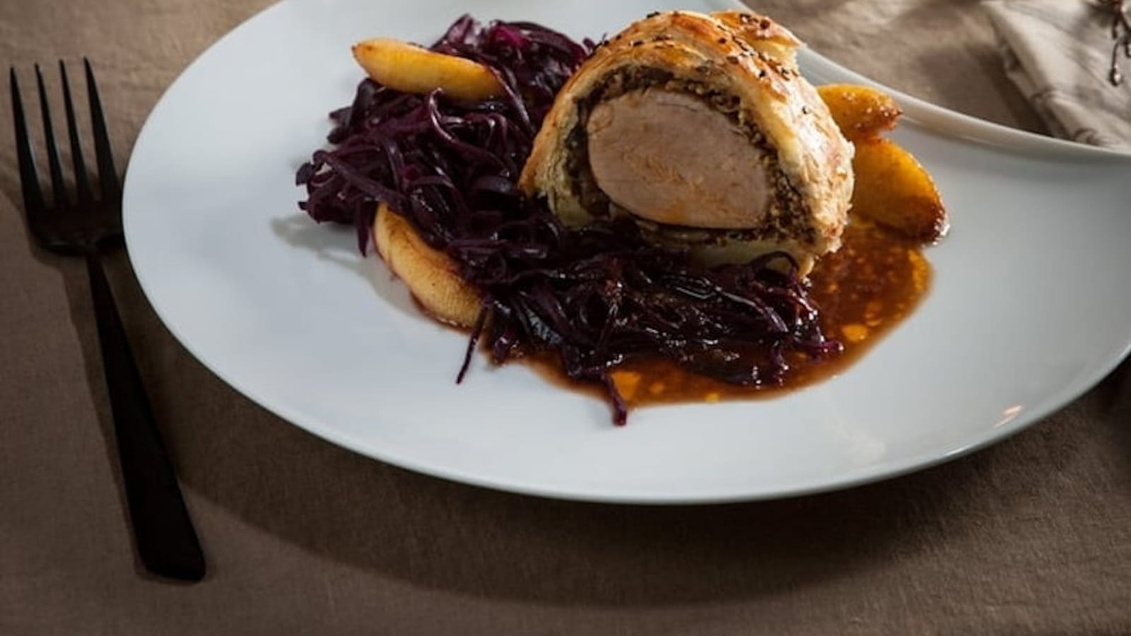 Filet mignon de porc croustillant parfumé à la moutarde de Meaux et chou rouge braisé