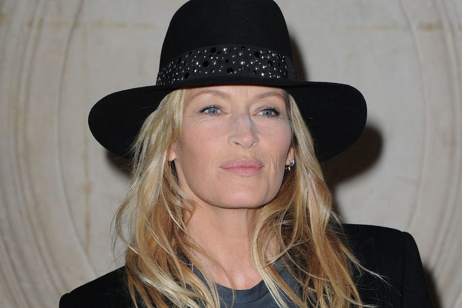 Estelle Lef&eacute;bure, coqu&egrave;te avec sa bouche ros&eacute;e