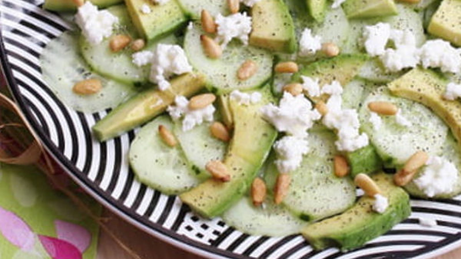 Salade de concombre, avocat, chèvre frais et pignons