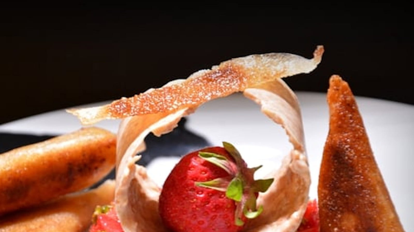 Samoussas de rhubarbe, tartare de fraises, croustillant chocolat blanc