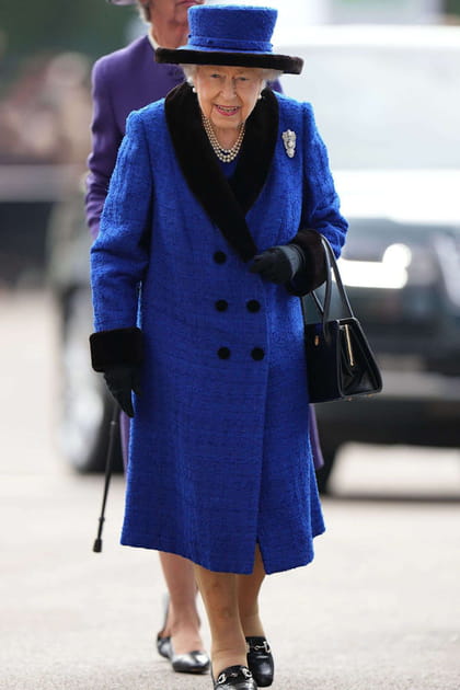 La reine Elizabeth II en manteau en tweed