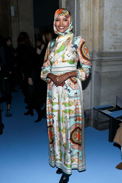 Halima Aden en robe longue multicolore &agrave; imprim&eacute; au d&eacute;fil&eacute; Tory Burch