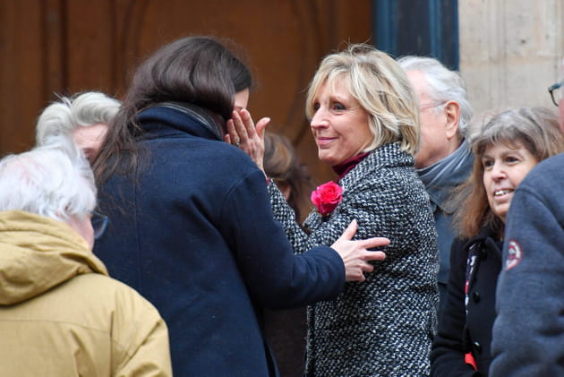 Evelyne Dh&eacute;liat, affectueuse avec Gabrielle Laborde aux obs&egrave;ques de Catherine Laborde