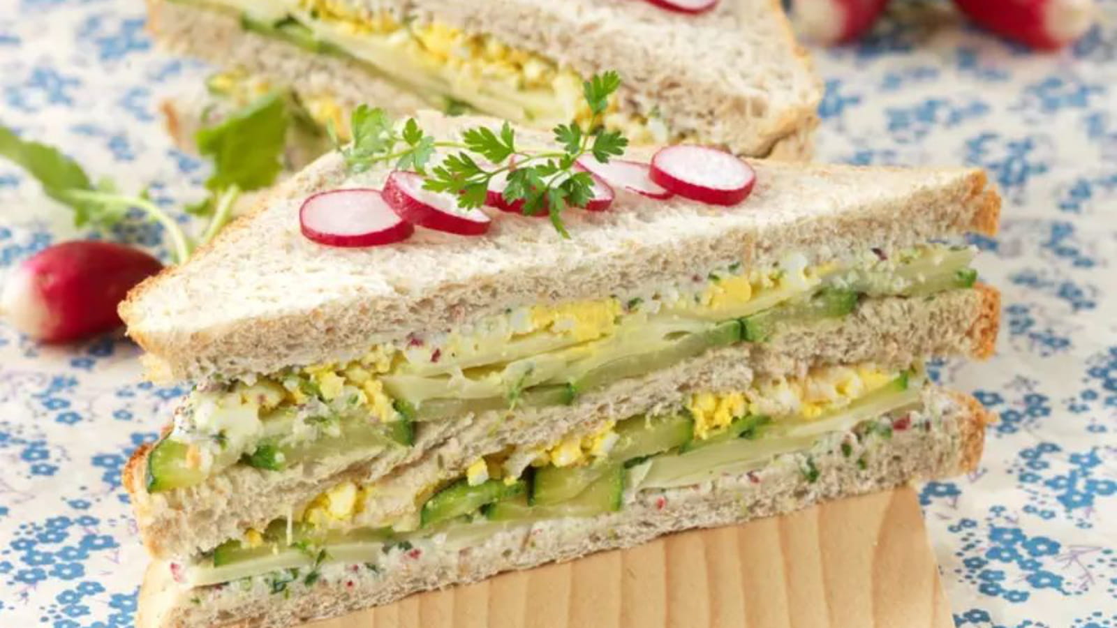 Club sandwich complet œuf-courgette-Emmental de Savoie, sauce aux radis