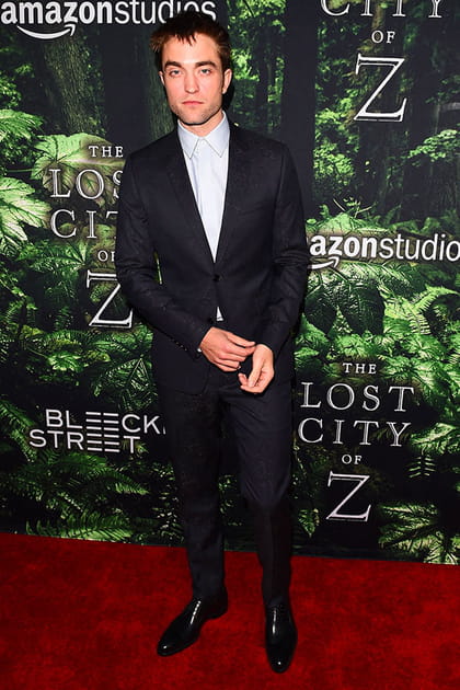 Robert Pattinson en costume noir et chemise blanche satinée