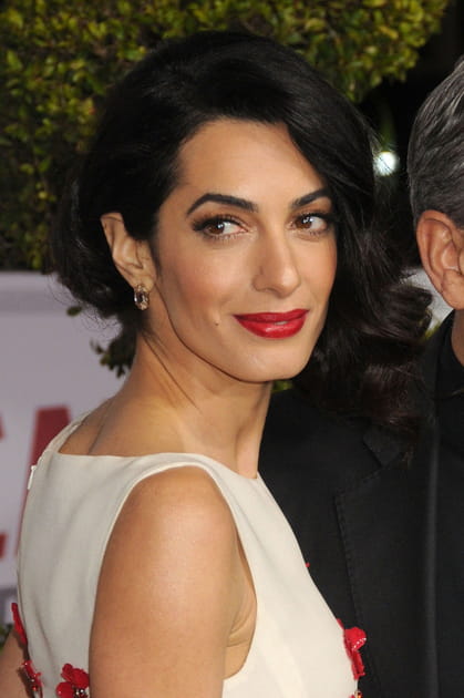 Le chignon sur le c&ocirc;t&eacute; d'Amal Clooney