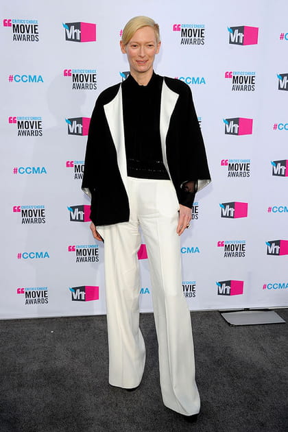 Tilda Swinton en tenue blanc et noir