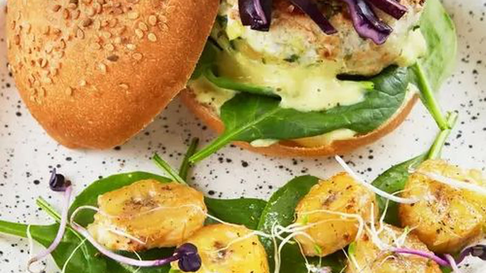 Burger de poulet, sauce banane curry, bananes rôties et pousses d’épinard