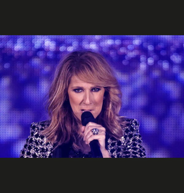 C&eacute;line Dion, f&eacute;minine avec sa m&egrave;che sur le c&ocirc;t&eacute;