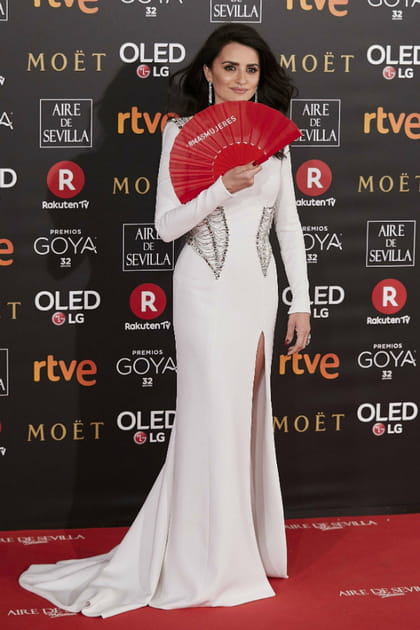 Pen&eacute;lope Cruz en robe longue blanche fendue &agrave; tra&icirc;ne Versace et &eacute;ventail rouge