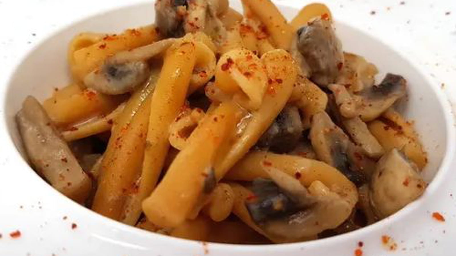 Pâtes champignons, piment et lait d'amandes