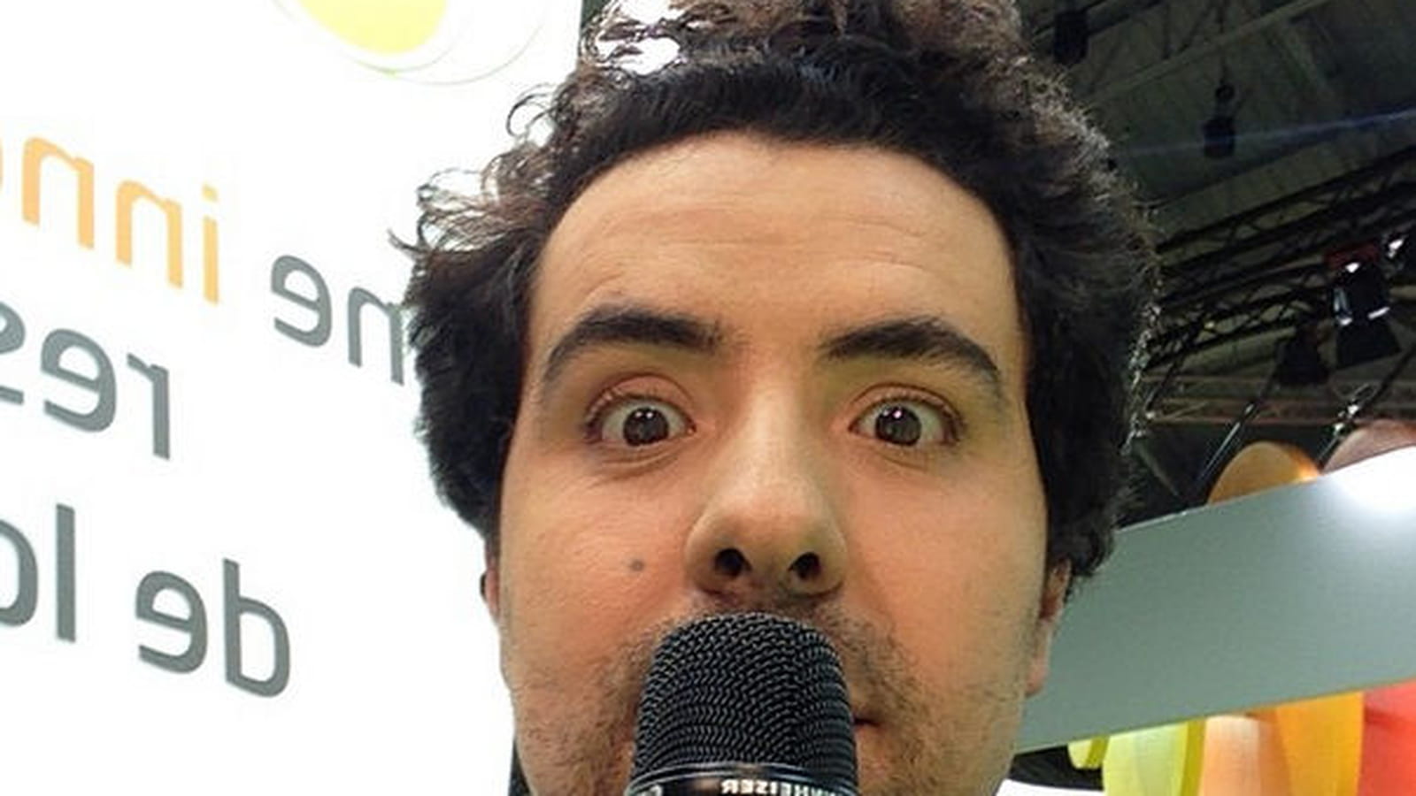 Abdel Alaoui goûte au micro