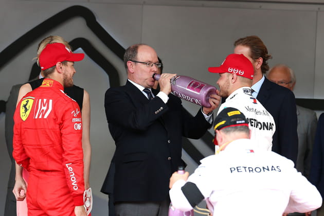 Albert de Monaco s'enfile une (grosse) bouteille