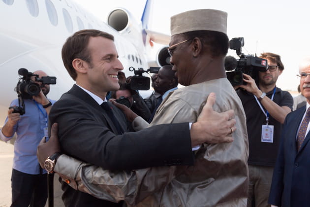 Emmanuel Macron enlace Idriss Deby, pr&eacute;sident du Tchad