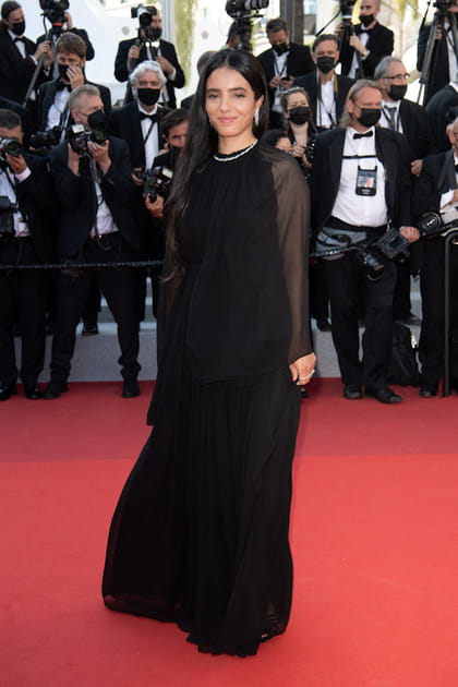 Hafsia Herzi en robe noire