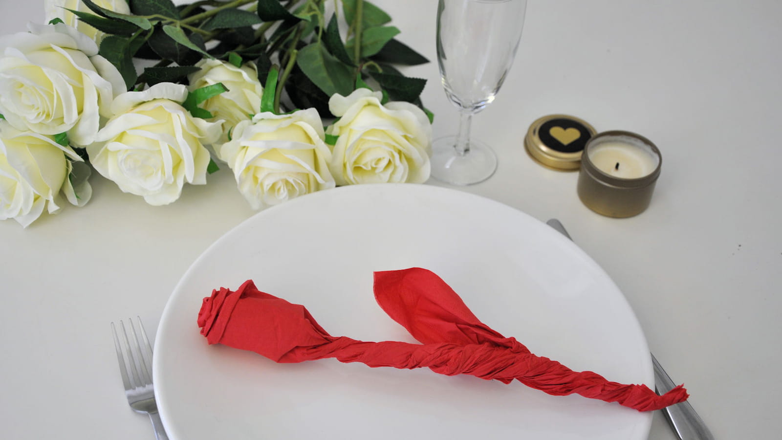 Pliage de serviette en forme de rose 