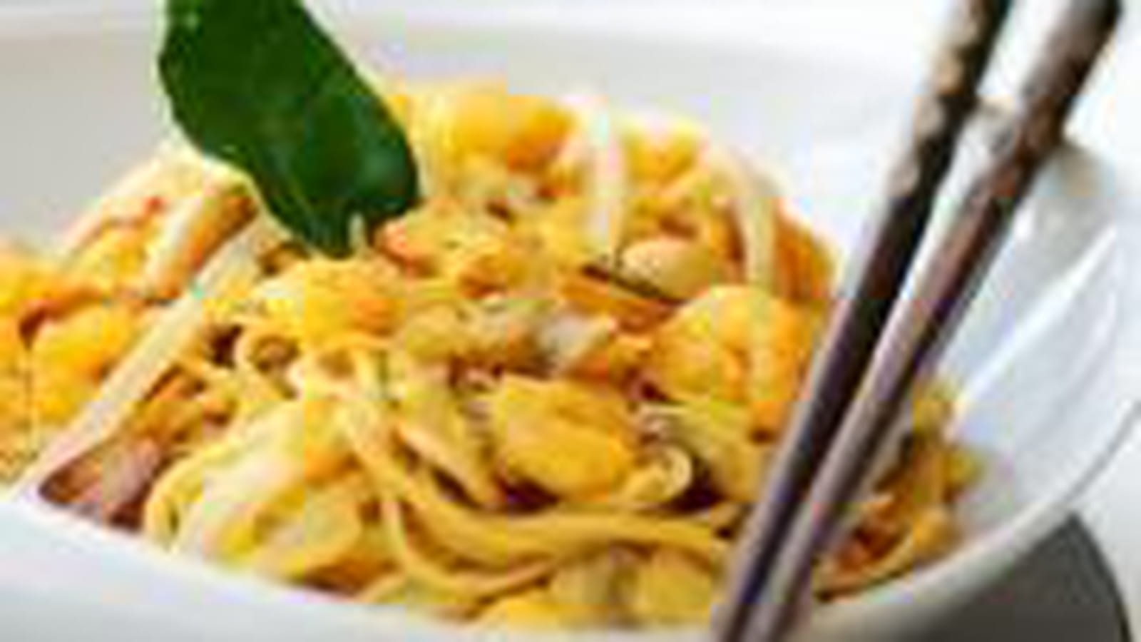 Crevettes curry jaune et nouilles
