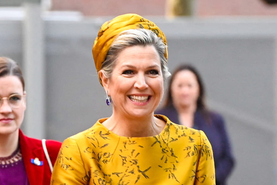 Les cheveux tenus par le couvre-chef jaune de M&aacute;xima des Pays-Bas