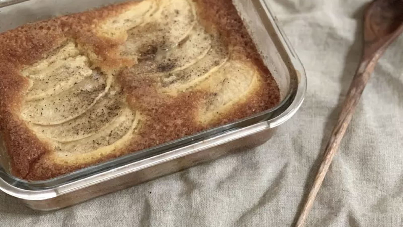 Gâteau aux pommes vanillées sur lit de caramel