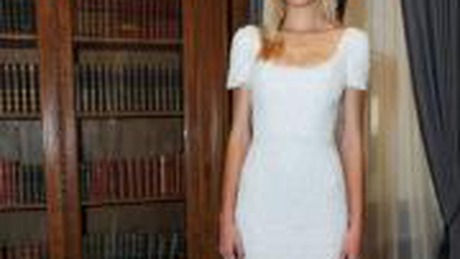 La robe à manches courtes Marchesa