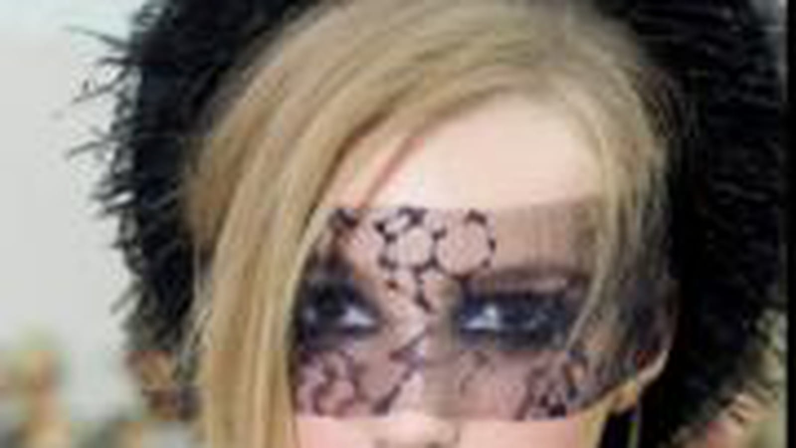 Un maquillage qui joue avec le masque-voilette