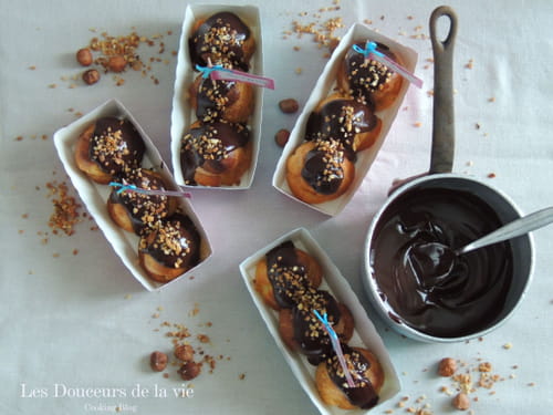 Profiteroles mousse praliné et sauce chocolat