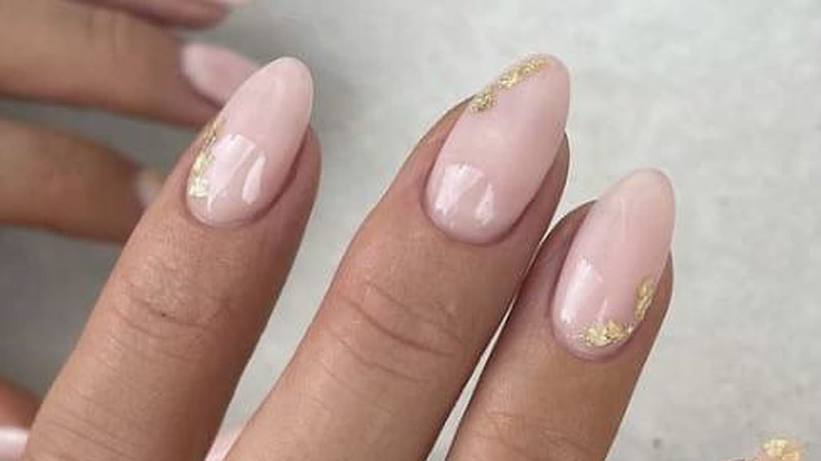 Manucure feuilles d'or 