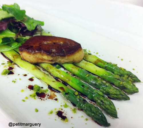 Asperges vertes et foie gras de canard poêlé