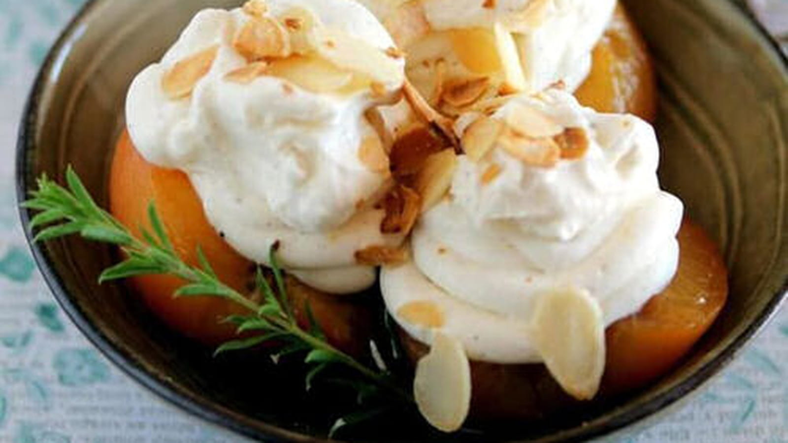 Pêches pochées et sa crème crue fouettée
