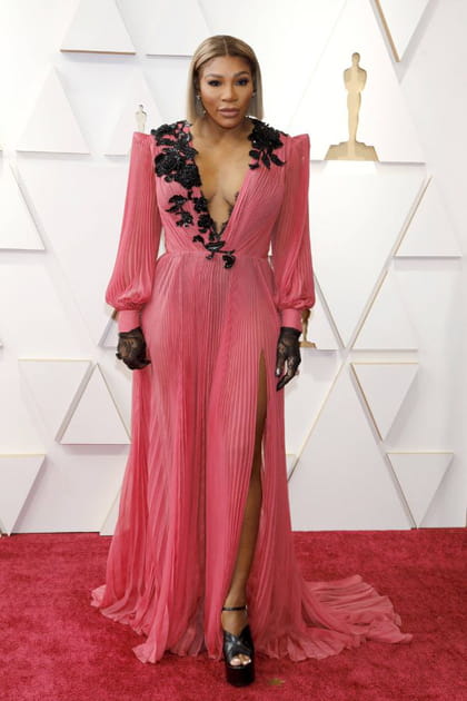 Serena Williams en robe fluide plissée à détails noirs brodés