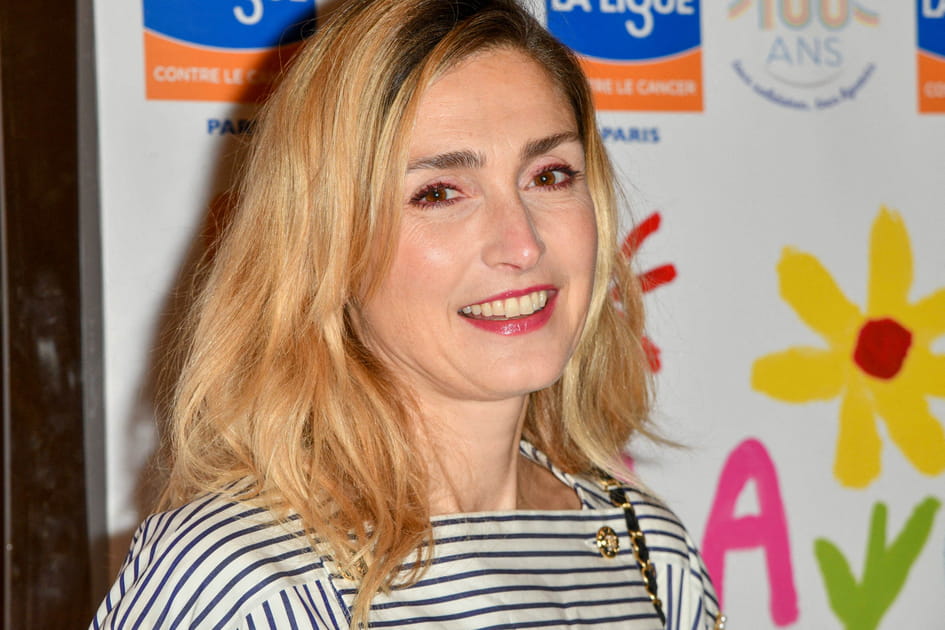 Julie Gayet, pimpante avec son liner rose
