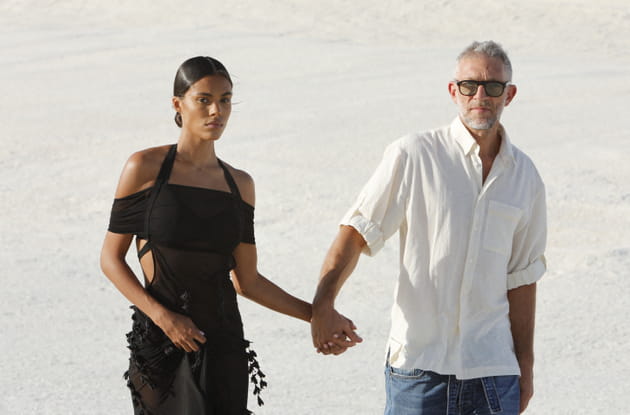 Vincent Cassel et Tina Kunakey main dans la main, &agrave; Arles, en juin 2022