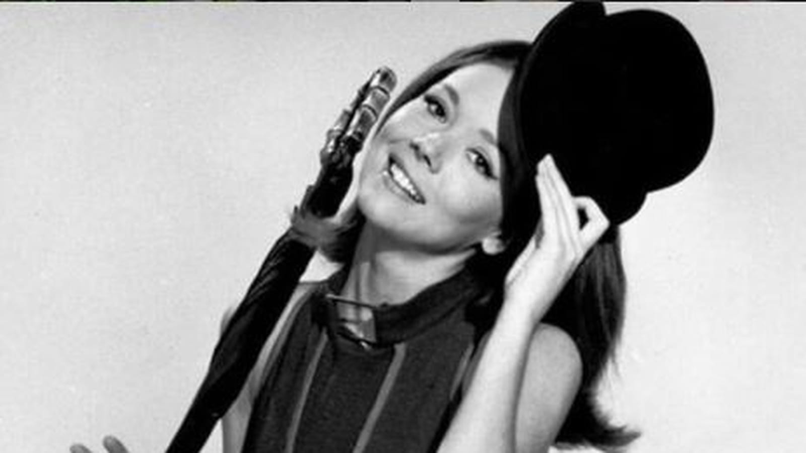 Diana Rigg et son chapeau fétiche